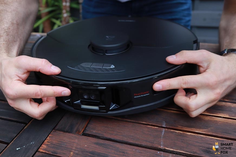 Передняя часть Roborock S7 MaxV крупным планом.